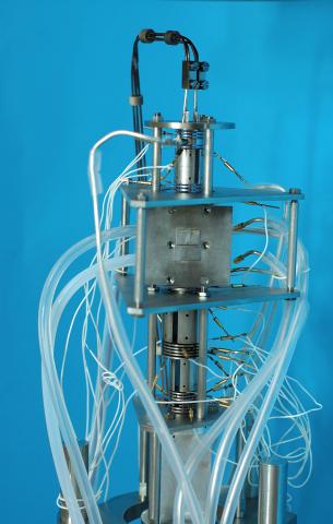 Trochoidální elektronový spektrometr, který slouží k výzkumu nízkoenergetických elektronových srážek